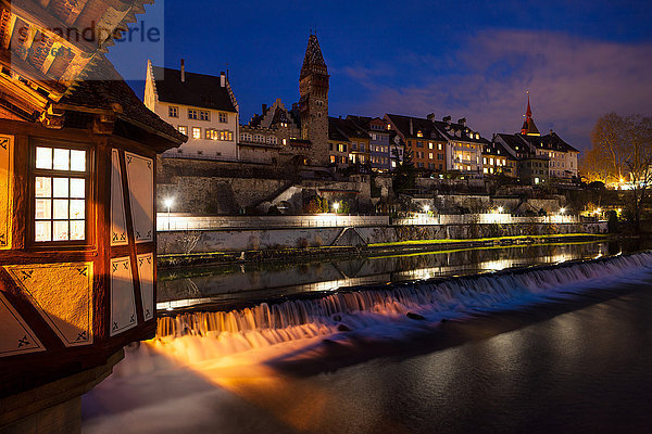 beleuchtet Europa Stadt Großstadt Brücke fließen Fluss Kanton Aargau Illumination Schweiz