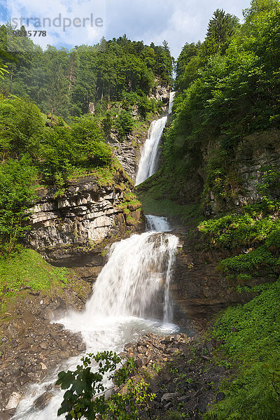 Felsbrocken Europa Steilküste Wald Holz Wasserfall Kanton Glarus Schweiz