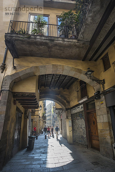 Europa Mensch Menschen Sommer Beleuchtung Licht Straße Großstadt Architektur Tourismus Altstadt Barcelona Katalonien Spanien