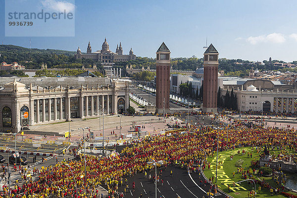 Europa Mensch Menschen Fest festlich gelb Hügel Großstadt Menschenmenge Geschichte bunt Turm Quadrat Quadrate quadratisch quadratisches quadratischer rot Venetien Barcelona Katalonien Demonstration Unabhängigkeit Politik Spanien