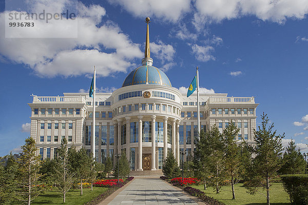 Blume Sommer niemand Reise Großstadt Architektur bunt Pflanze Tourismus Allee Prachtstraße Zentralasien Kasachstan