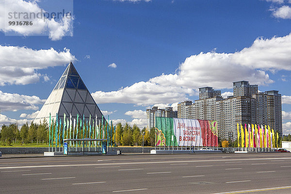 Skyline Skylines Sommer Ruhe niemand Reise Großstadt Architektur bunt Palast Schloß Schlösser Fahne Tourismus Management Zentralasien Kasachstan neu