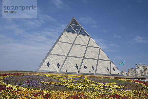 pyramidenförmig Pyramide Pyramiden Panorama Skyline Skylines Sommer Gebäude niemand Reise Großstadt Architektur bunt Tourismus Unterstützung Zentralasien Kasachstan neu Pyramide