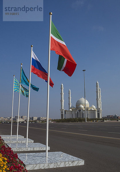 Blume Sommer niemand Reise Großstadt Architektur Monument Fahne rot Tourismus Zentralasien Kasachstan Moschee neu