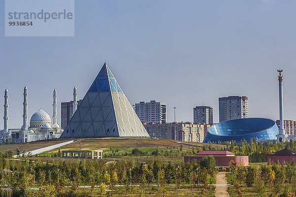 pyramidenförmig Pyramide Pyramiden Panorama Skyline Skylines Sommer Gebäude niemand Reise Großstadt Architektur bunt Tourismus Unterstützung Zentralasien Kasachstan Moschee neu Pyramide