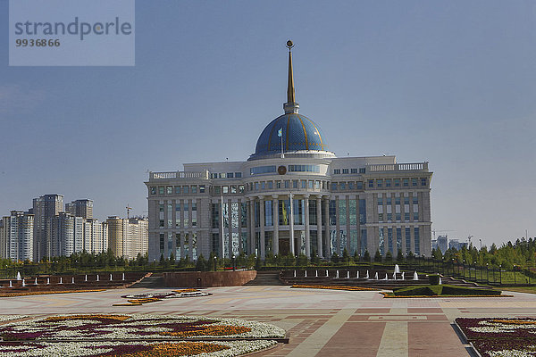 Blume Sommer niemand Reise Großstadt Architektur bunt Pflanze Tourismus Allee Prachtstraße Zentralasien Kasachstan