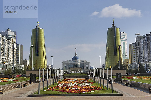 Skyline Skylines Blume niemand Reise Großstadt Architektur Turm bunt Pflanze Monument Tourismus Allee Prachtstraße Zentralasien Kasachstan