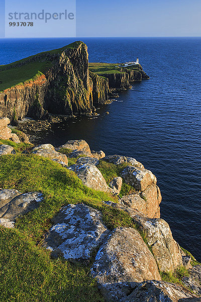 Felsbrocken Panorama Landschaftlich schön landschaftlich reizvoll Wasser Europa Stein Sommer Großbritannien Landschaft Steilküste Küste Natur Leuchtturm Insel Highlands Sonnenlicht Isle of Skye Schottland schottisch Skye schottische Highlands