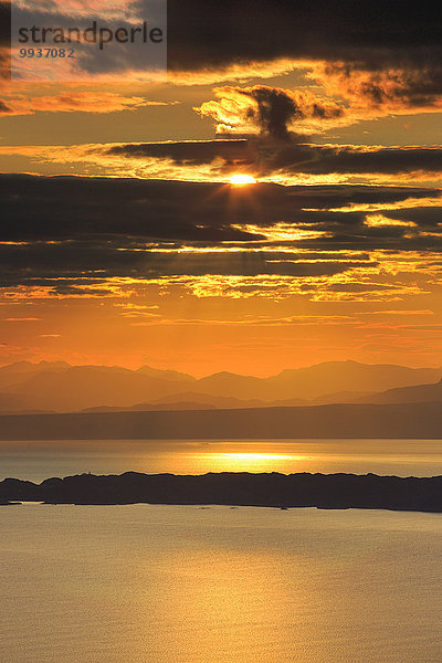 Panorama Landschaftlich schön landschaftlich reizvoll Wasser Europa Berg ruhen Sommer Großbritannien Silhouette Himmel Landschaft Sonnenaufgang Natur Insel Ansicht Gegenlicht Isle of Skye Rest Überrest Schottland schottisch Skye Sonne Morgenstimmung