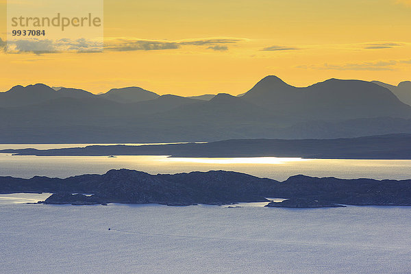 Panorama Landschaftlich schön landschaftlich reizvoll Wasser Europa Berg ruhen Sommer Großbritannien Silhouette Himmel Landschaft Sonnenaufgang Natur Insel Ansicht Gegenlicht Isle of Skye Rest Überrest Schottland schottisch Skye Sonne Morgenstimmung