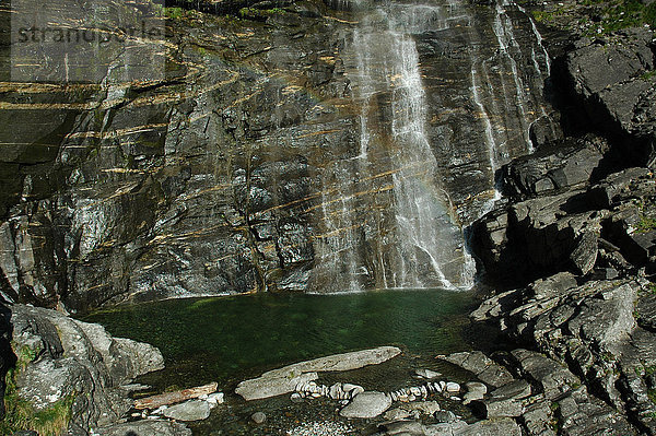 Felsbrocken Wasser Waschbecken Becken Europa Steilküste Schwimmbad Wasserfall Kanton Graubünden Schweiz