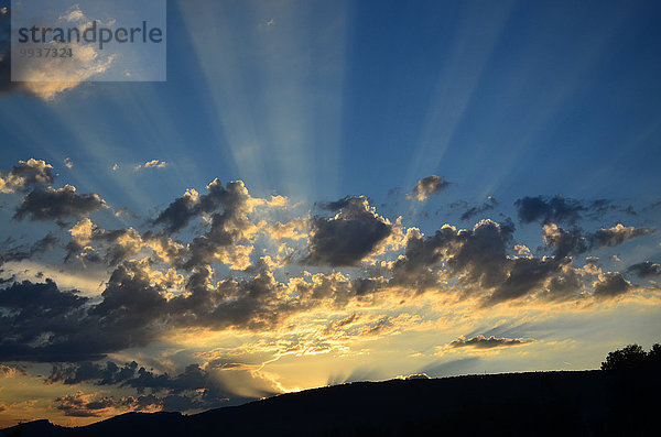 Lichtstrahl Europa Wolke Sonnenuntergang blau Sonnenstrahl Schweiz