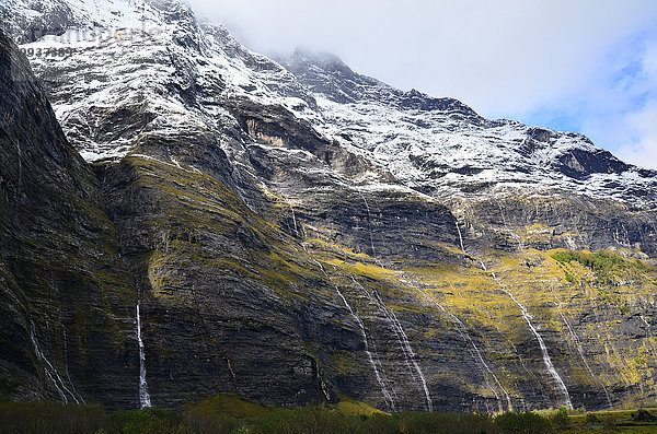 Europa Herbst Wasserfall Berner Oberland Kanton Bern Schnee Schweiz