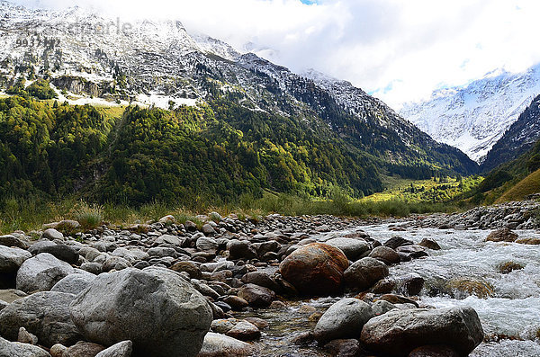 Europa Berg Tal Bach Herbst Berner Oberland Kanton Bern Schnee Schweiz