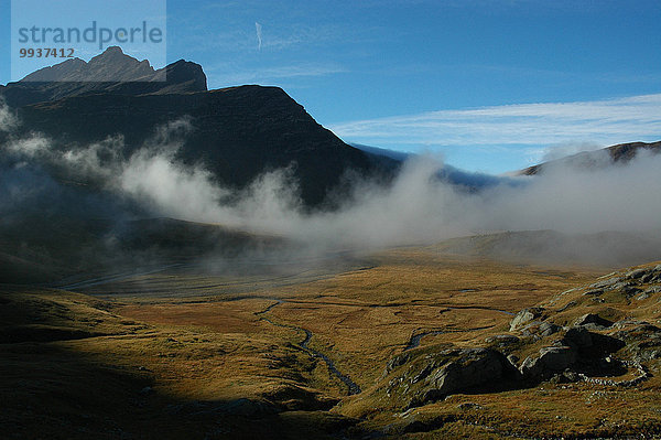 klar Europa Berg Nebel Bach Herbst Kanton Graubünden Moor Schweiz