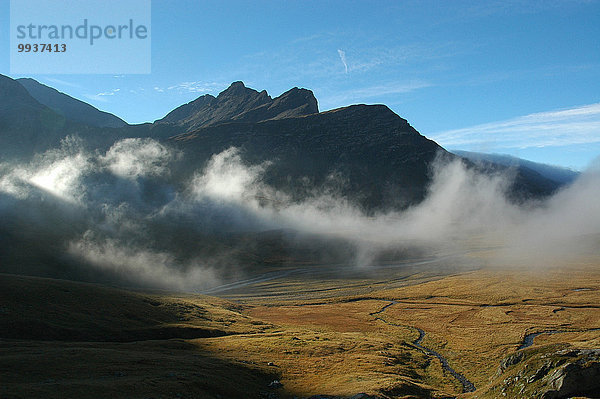 klar Europa Berg Nebel Bach Herbst Kanton Graubünden Moor Schweiz