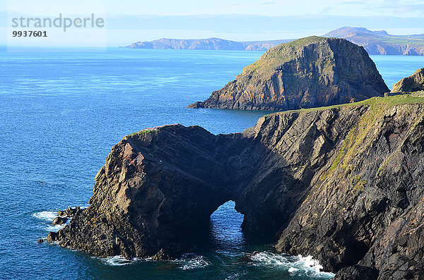 Nationalpark Biegung Biegungen Kurve Kurven gewölbt Bogen gebogen Großbritannien Steilküste Küste Meer Atlantischer Ozean Atlantik Wales