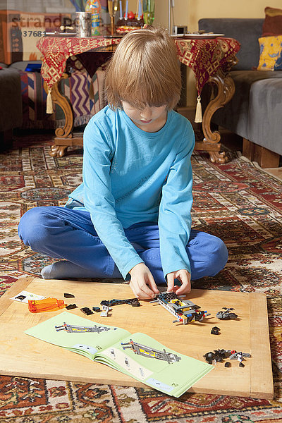 Zusammenhalt Boden Fußboden Fußböden Junge - Person Spielzeug zusammenbauen