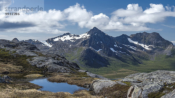 Gebirge Felsbrocken Landschaftlich schön landschaftlich reizvoll Europa Berg Berggipfel Gipfel Spitze Spitzen Wolke Himmel Landschaft See Pfütze Norwegen Gebirgszug Teich Skandinavien Troms Tundra