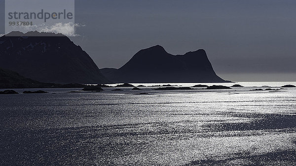 Landschaftlich schön landschaftlich reizvoll Europa Berg Silhouette Landschaft Küste Spiegelung Norwegen Gegenlicht Fjord Skandinavien Troms