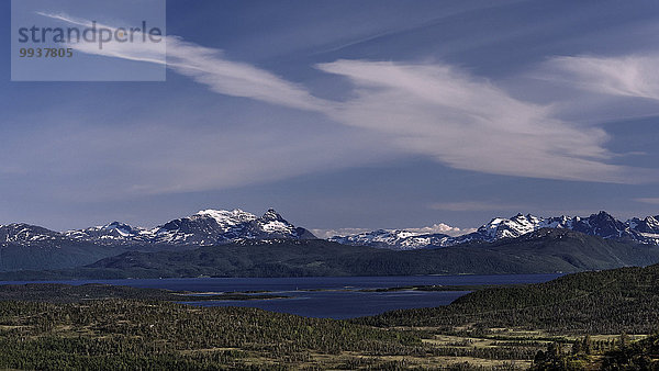 Gebirge Landschaftlich schön landschaftlich reizvoll Europa Berg Wolke Himmel Landschaft Wald Holz Norwegen blau Fjord Gebirgszug Skandinavien Taiga Troms