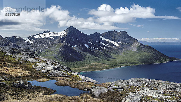 Gebirge Felsbrocken Landschaftlich schön landschaftlich reizvoll Europa Berg Berggipfel Gipfel Spitze Spitzen Wolke Himmel Landschaft See Pfütze Norwegen Gebirgszug Teich Skandinavien Troms Tundra