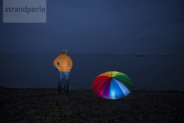 stehend beleuchtet Mann Regenschirm Schirm Ufer Schweiz