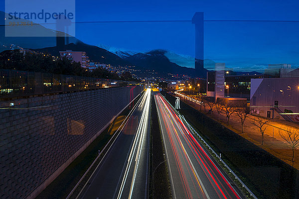 Berg folgen Beleuchtung Licht blau Bundesstraße bedecken Stunde Schnee Schweiz