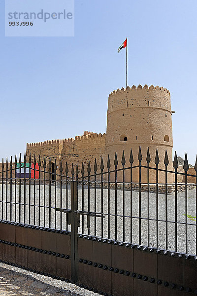 Sehenswürdigkeit bauen Vereinigte Arabische Emirate VAE Palast Schloß Schlösser Tür Gebäude Architektur Geschichte Museum Fahne Zaun Naher Osten Fudschaira Fujairah Tourismus