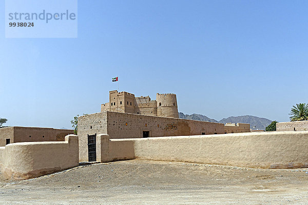 Sehenswürdigkeit bauen Vereinigte Arabische Emirate VAE Wand Tradition Palast Schloß Schlösser Tür Gebäude Architektur Geschichte Turm Fahne Naher Osten Fudschaira Fujairah Tourismus