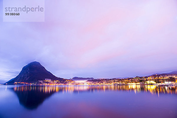 Farbaufnahme Farbe Europa Berg Himmel See Abenddämmerung Lugano Schweiz
