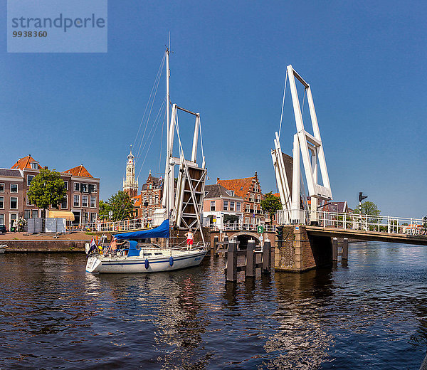 Zugbrücke Wasser Europa Mensch Menschen Sommer offen Großstadt Boot Brücke Kirche Dorf Schiff Niederlande Haarlem