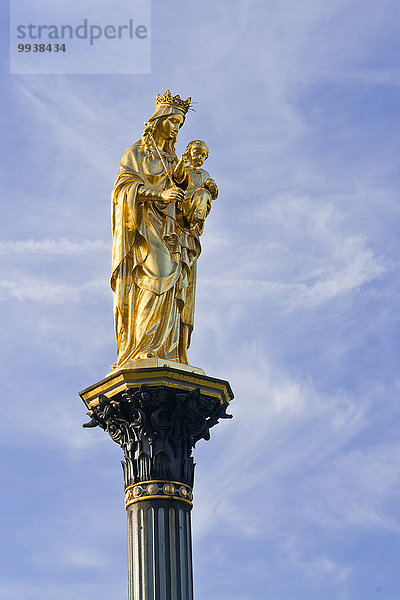 Europa Zorn Vertrauen Kirche Religion Dorf Statue Säule Gold Jungfrau Maria Madonna Bayern Deutschland Oberbayern Dorfplatz