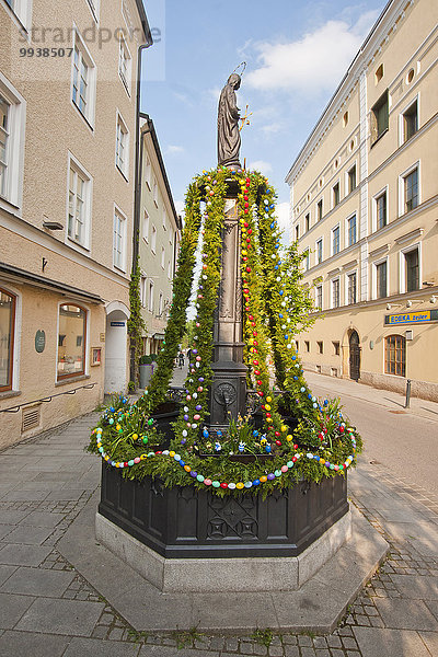 Wasser Europa Tradition Ziehbrunnen Brunnen Jungfrau Maria Madonna Bayern Ostern Deutschland Oberbayern
