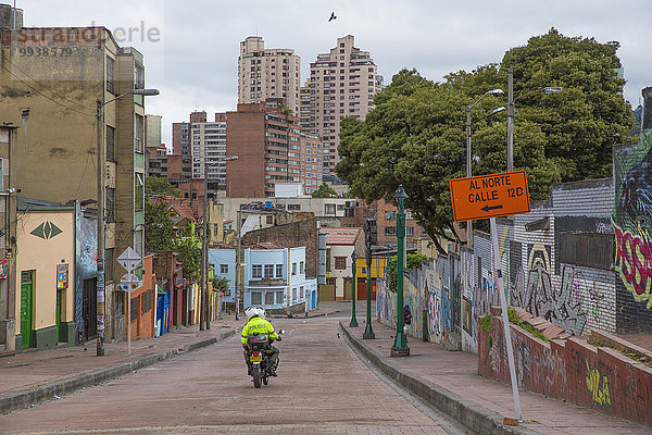 Wohnhaus Gebäude Straße Stadt Großstadt Hauptstadt lateinamerikanisch Bogota Kolumbien Südamerika