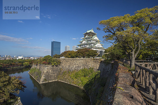Wand Palast Schloß Schlösser Landschaft niemand Reise Spiegelung Großstadt Architektur Geschichte Festung bunt Herbst Tourismus Asien Japan Osaka Teich
