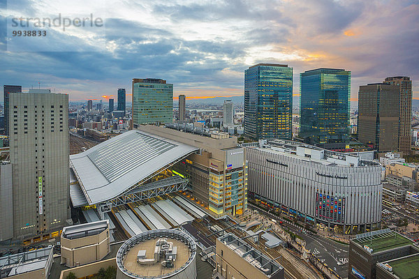 Skyline Skylines Sonnenuntergang niemand Reise Großstadt Architektur bunt Zug Tourismus Asien Innenstadt Japan Osaka Haltestelle Haltepunkt Station