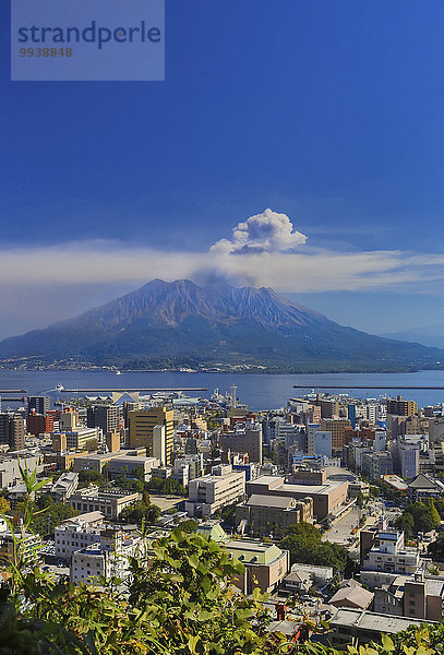 Panorama Skyline Skylines Berg Wolke Landschaft Aktion niemand Reise Großstadt bunt Vulkan Insel Tourismus Asien Japan Kagoshima Kyushu