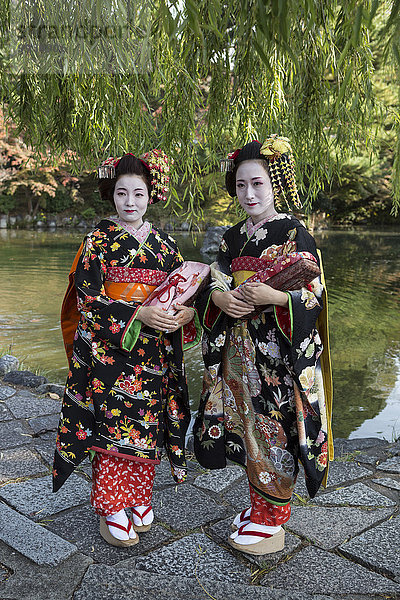 Tradition bunt Schminke Außenaufnahme Mädchen Kostüm - Faschingskostüm Asien Verkleidung Japan japanisch Kimono Kyoto