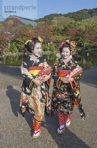 Tradition bunt Schminke Außenaufnahme Mädchen Kostüm - Faschingskostüm Asien Verkleidung Japan japanisch Kimono Kyoto