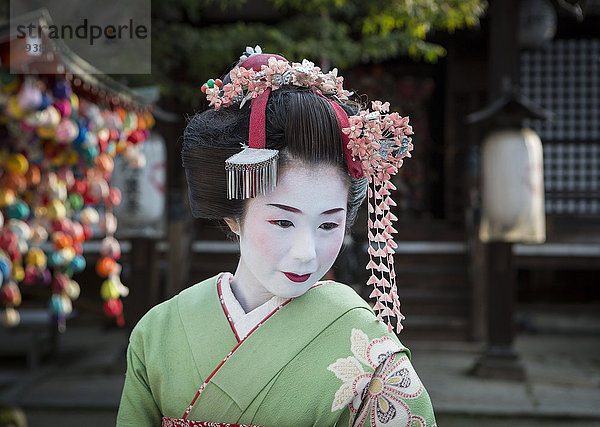 Tradition Individualität Reise bunt Schminke Außenaufnahme Tourismus Kostüm - Faschingskostüm Loyalität Mädchen Asien Verkleidung Geisha Japan japanisch Kimono Kyoto