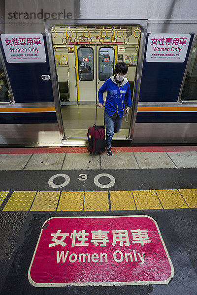 Frau Transport Großstadt Zeichen Außenseiter Asien Japan Ordnung Osaka Signal Haltestelle Haltepunkt Station Zug nur Frauen