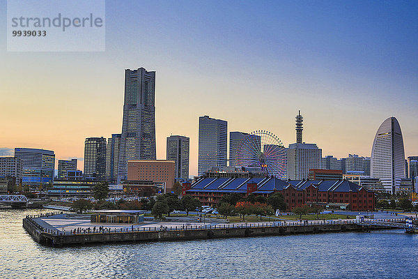 Panorama Skyline Skylines Abend Wärme Gebäude niemand Reise Spiegelung Großstadt Architektur bunt Riesenrad Sehenswürdigkeit Tourismus Asien Japan Yokohama