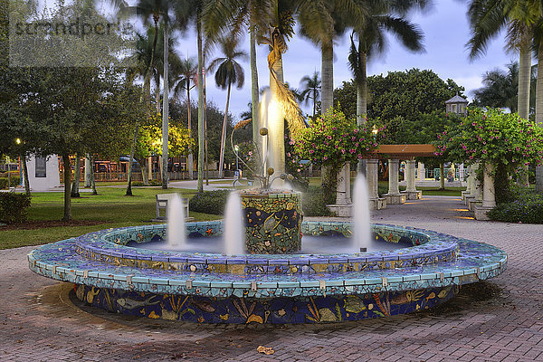 Vereinigte Staaten von Amerika USA Springbrunnen Brunnen Fontäne Fontänen Atlantischer Ozean Atlantik Allee Florida Zierbrunnen Brunnen