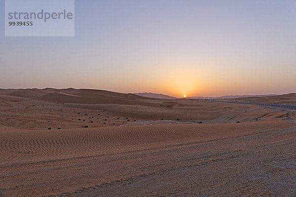 Abu Dhabi Hauptstadt Panorama Landschaftlich schön landschaftlich reizvoll Vereinigte Arabische Emirate VAE Berg Verbindung Landschaft Straße Wüste Pflanze Sand Düne Asien Tourismus