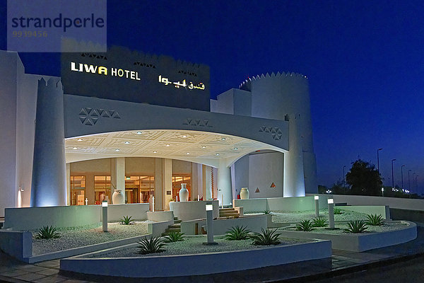 Abu Dhabi Hauptstadt bauen Vereinigte Arabische Emirate VAE Tradition Palast Schloß Schlösser Nacht Eingang Gebäude Straße Hotel Architektur Turm Pflanze Säule Laterne - Beleuchtungskörper Weg Asien Oase Tourismus