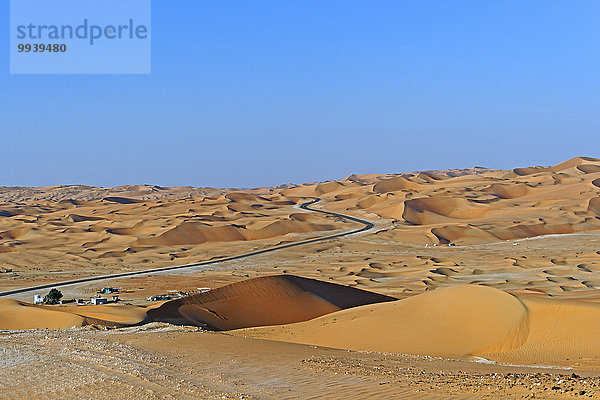 Abu Dhabi Hauptstadt Panorama Landschaftlich schön landschaftlich reizvoll Vereinigte Arabische Emirate VAE Berg Verbindung Landschaft Straße Wüste Sand Düne Asien Tourismus