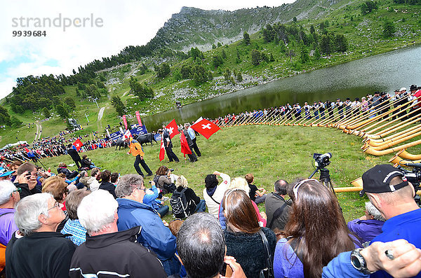 Zusammenhalt Berg See Globalisierung Festival Wettbewerb Juli spielen Schweiz
