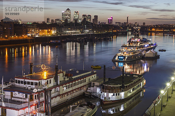 Sonnenuntergang London Hauptstadt Fluss Themse Kai Wellensittich Melopsittacus undulatus England