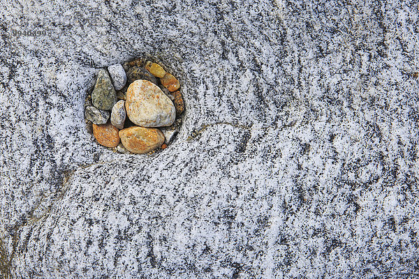 Detail Details Ausschnitt Ausschnitte Flußbett Felsbrocken Farbaufnahme Farbe Muster Helligkeit Europa Stein Gebäude Steilküste Abstraktion Hintergrund Schweiz